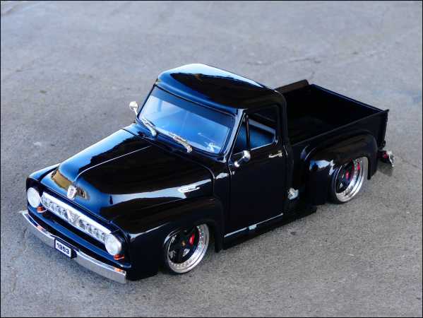 1:18 Ford F100 Pick UP Black Edition