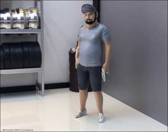 1:18 Workshop "Mr.Robert" FIGURE