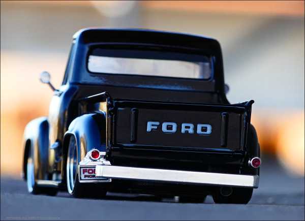 1:18 Ford F100 Pick UP Black Edition