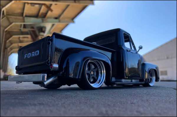 1:18 Ford F100 Pick UP Black Edition