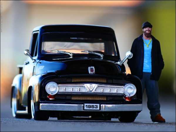 1:18 Ford F100 Pick UP Black Edition