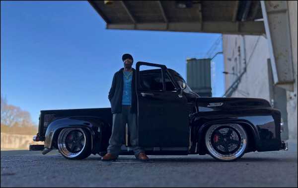 1:18 Ford F100 Pick UP Black Edition