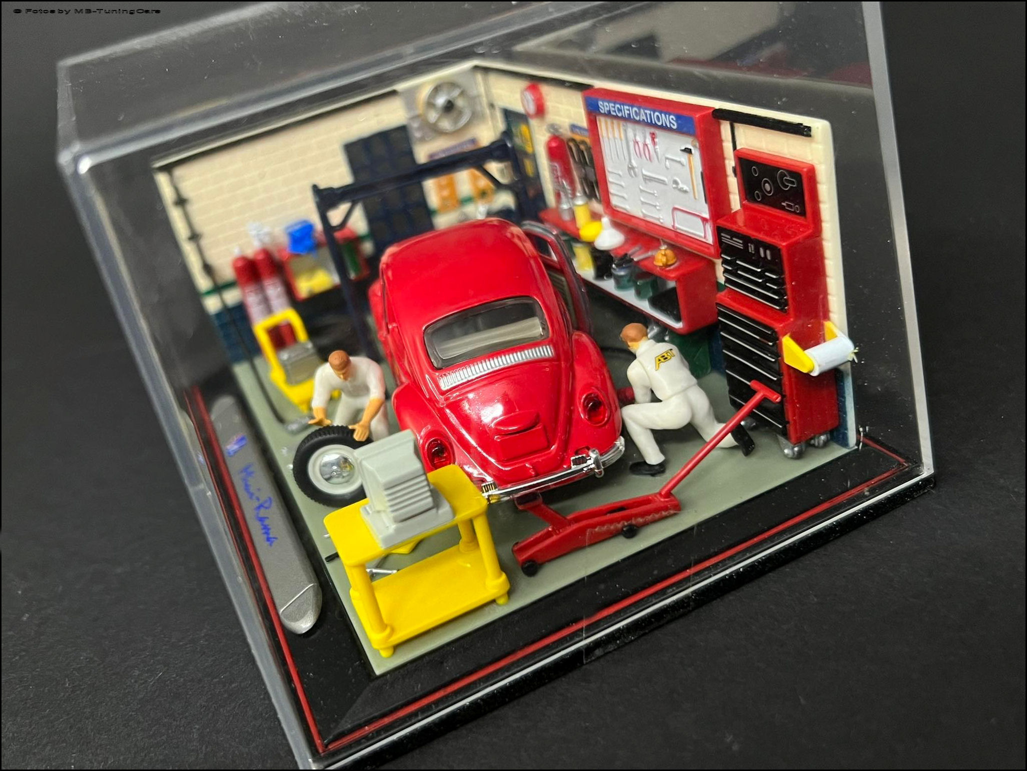 MB-TuningCars - 1:43 VW Käfer Classic-Werkstatt Diorama Vitrine