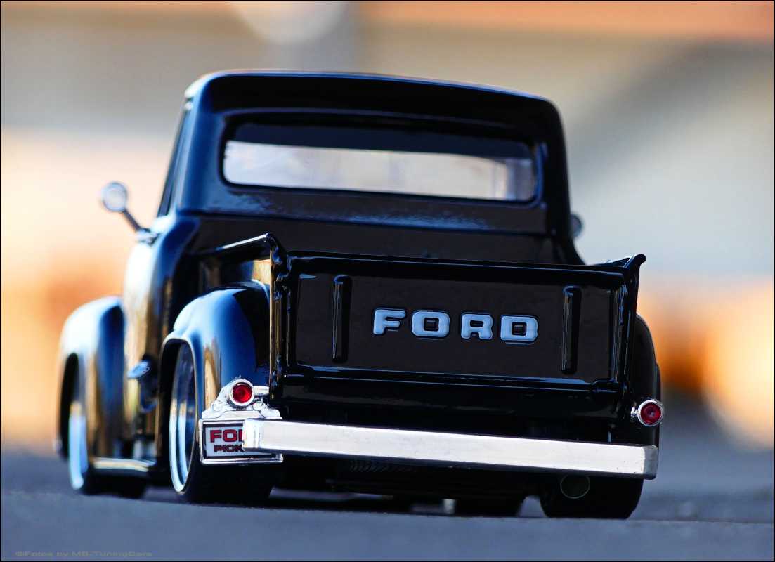 1:18 Ford F100 Pick UP Black Edition