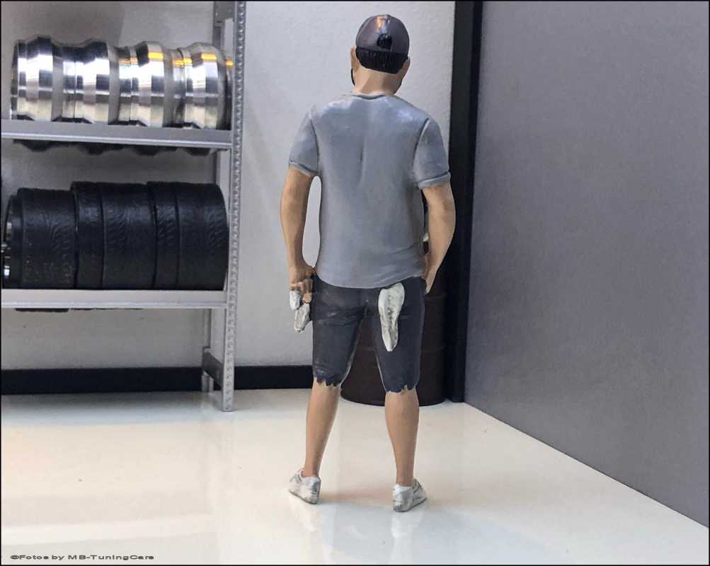 1:18 Workshop "Mr.Robert" FIGURE