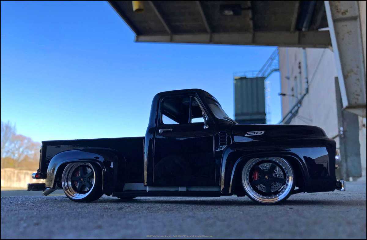 1:18 Ford F100 Pick UP Black Edition