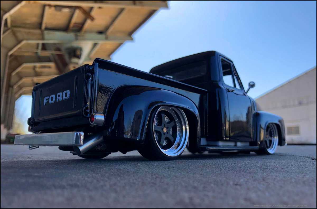 1:18 Ford F100 Pick UP Black Edition