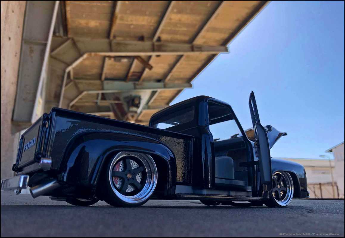 1:18 Ford F100 Pick UP Black Edition