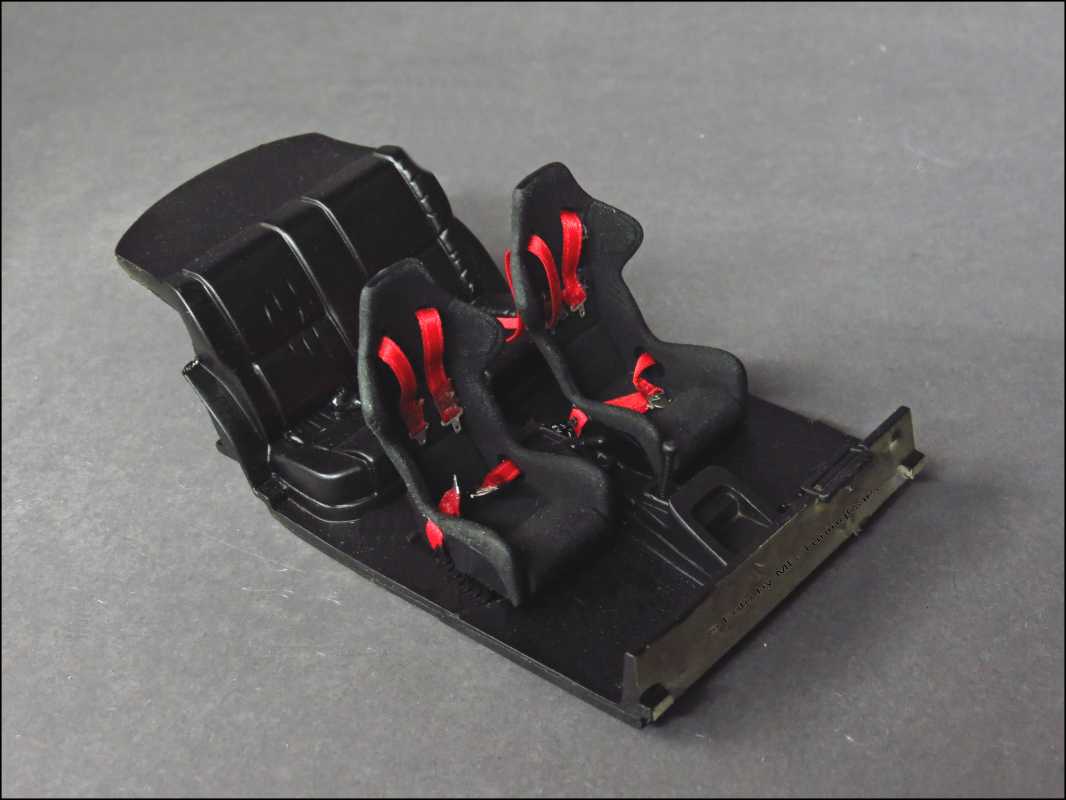 1:18 Sportgurt [ROT]
